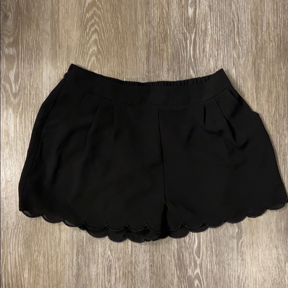 Pearl Medium Scalloped Shorts with Deep Pockets